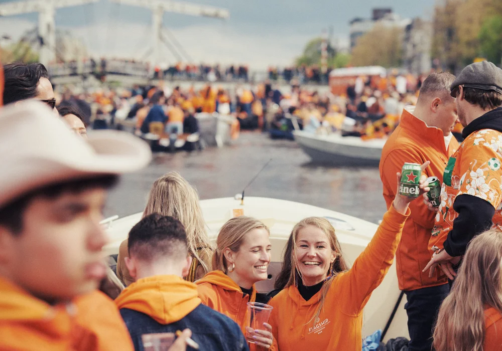 2 dames in een koningsdag sloep