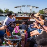 Menschen fotografieren auf einer Bootstour in Amsterdam