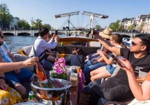 Mensen die foto's nemen op een rondvaart sloep in Amsterdam