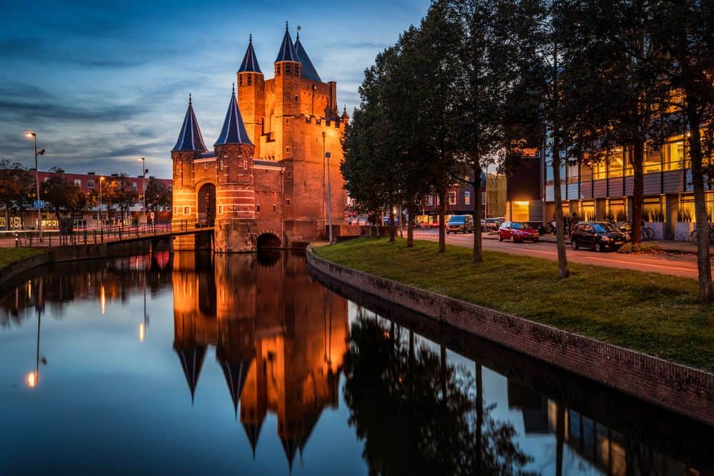 Sailing past the Amsterdamse Poort