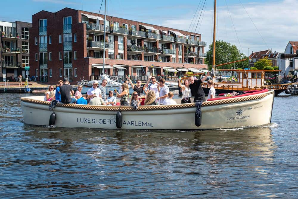 Bedrijfsfeest op een luxe sloep