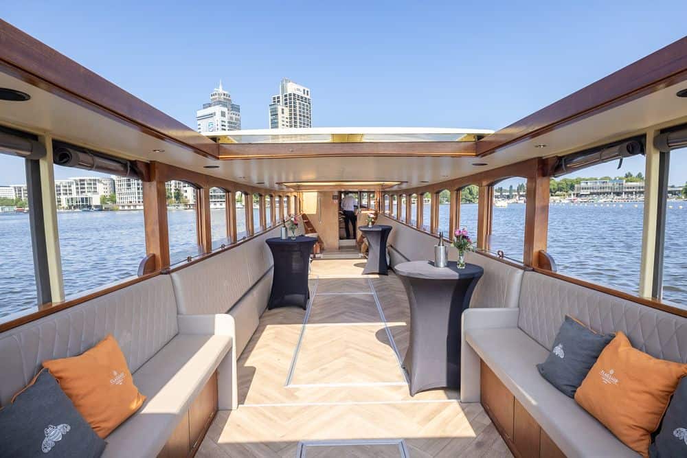 Bedrijfsfeest op een luxe salonboot