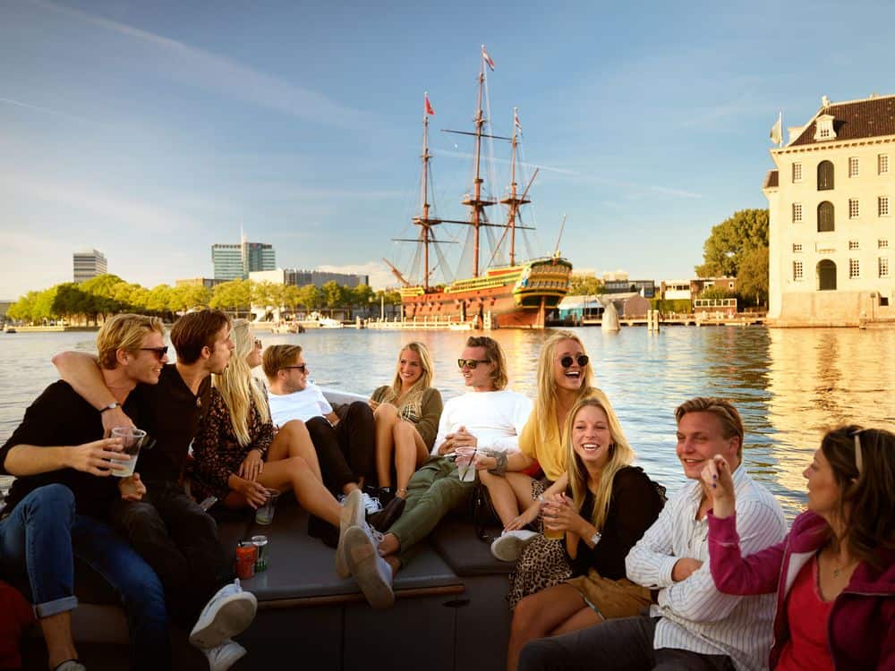 Gezellige groep mensen op een boot in de zomer in Amsterdam