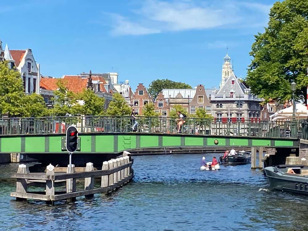 Brug over de gracht in Haarlem centrum