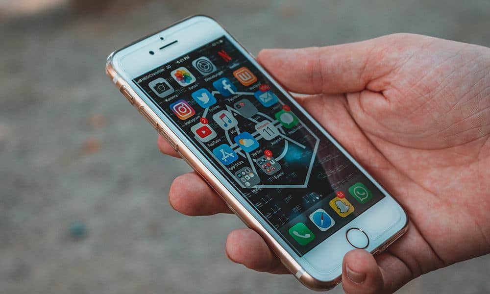 Smartphone in einer Hand
