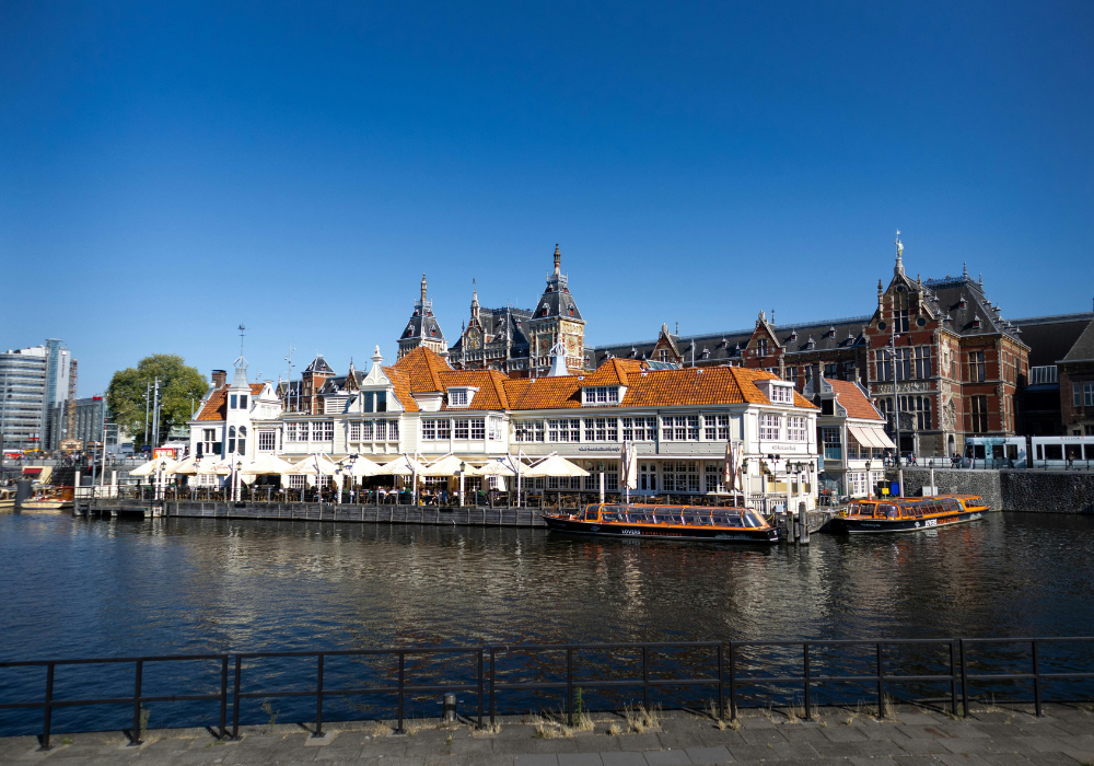 Ein Restaurant am Wasser in Amsterdam
