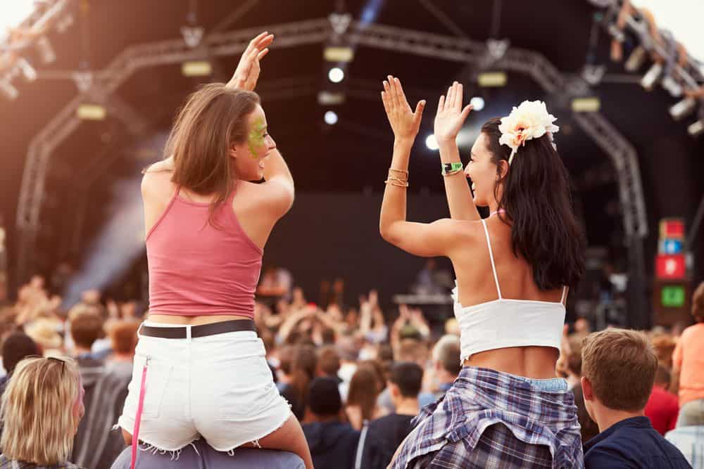 Festival met podium op achtergrond