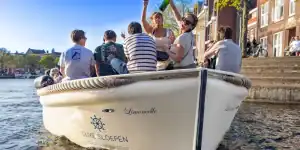 Trinkende Gruppe auf der Limoncello