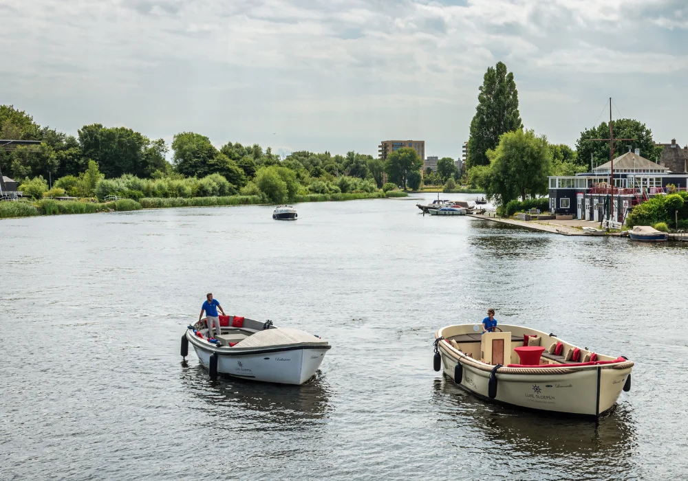 2 Schaluppen auf dem Wasser in Haarlem