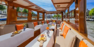 Luxus-All-inclusive-Bootstour Innenraum