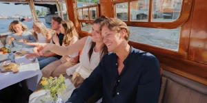 Luxus-All-inclusive-Bootstour Stimmungsfoto