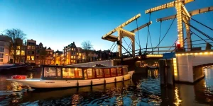 Luxus-Abendfahrt auf einem Salonboot in Amsterdam