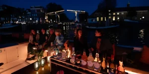 Luxus-Abendbootstour Amsterdam – traditionelles Boot – Stimmungsfoto 1