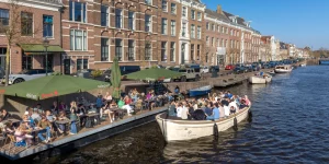 Luxusschaluppe in Haarlem neben einem Restaurant
