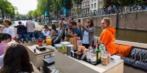 Menschen fotografieren auf einer Bootstour