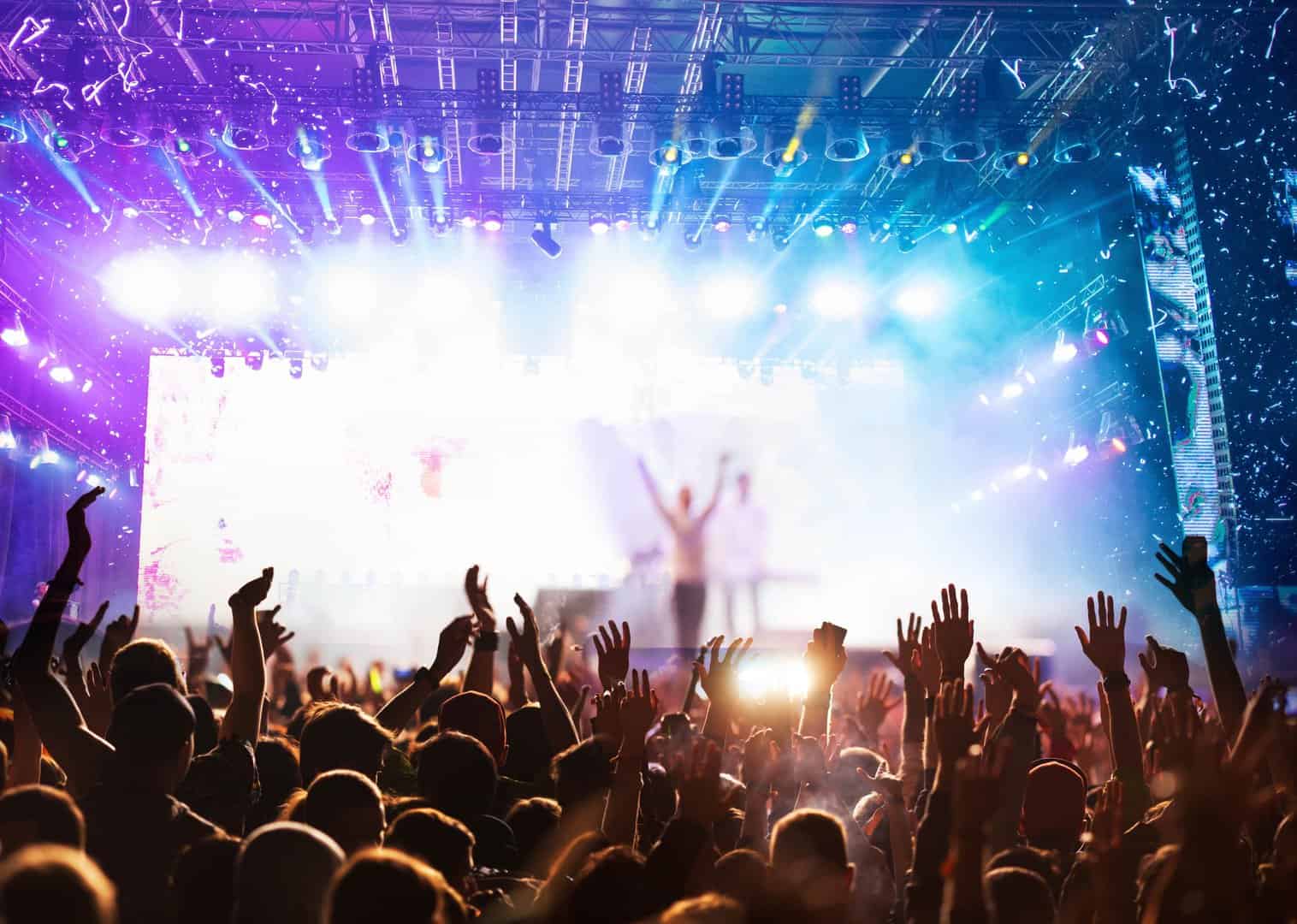 Mensen op een festival