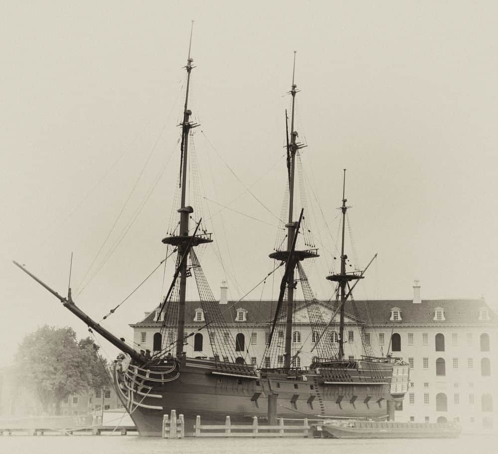 Oud schip voor het scheepsvaartmuseum
