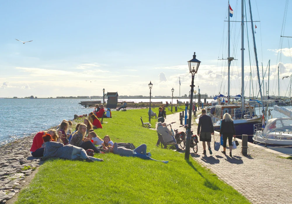 Private canal cruise Volendam dike