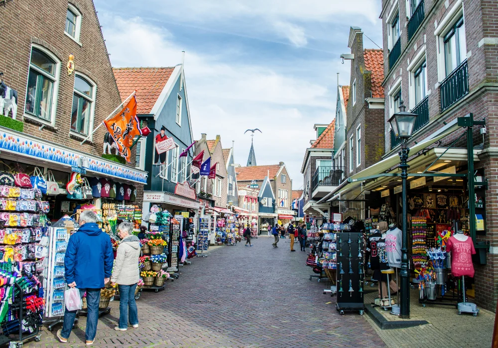 Private canal cruise Volendam museum