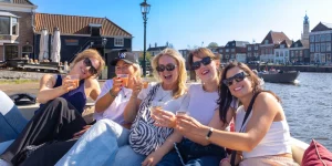 Bootstour durch Haarlem mit Getränk in der Hand