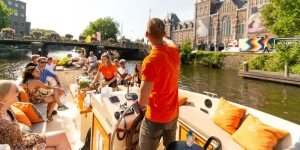 Schiffer auf einer Schaluppe in Amsterdam