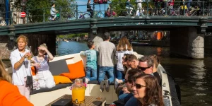 Stimmungsbild einer Grachtenfahrt in Amsterdam