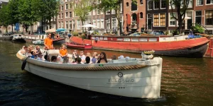 Fahrt mit einer Schaluppe auf den Grachten Amsterdams