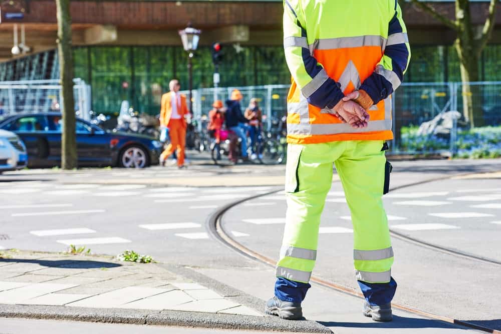 Verkeersregelaar in Amsterdam tijdens Koningsdag