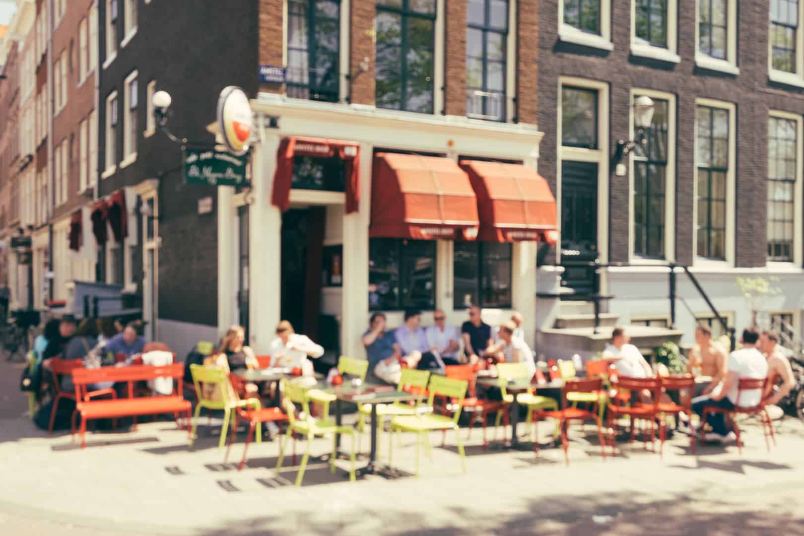 Terras in Amsterdam in de zomer