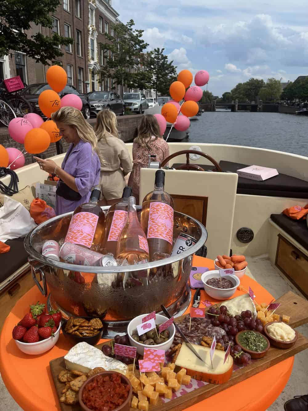 Vrijgezellenfeest vrouw op een sloep