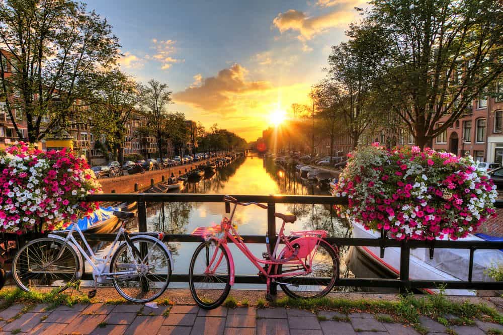 Amsterdamer Grachten bei Sonnenuntergang