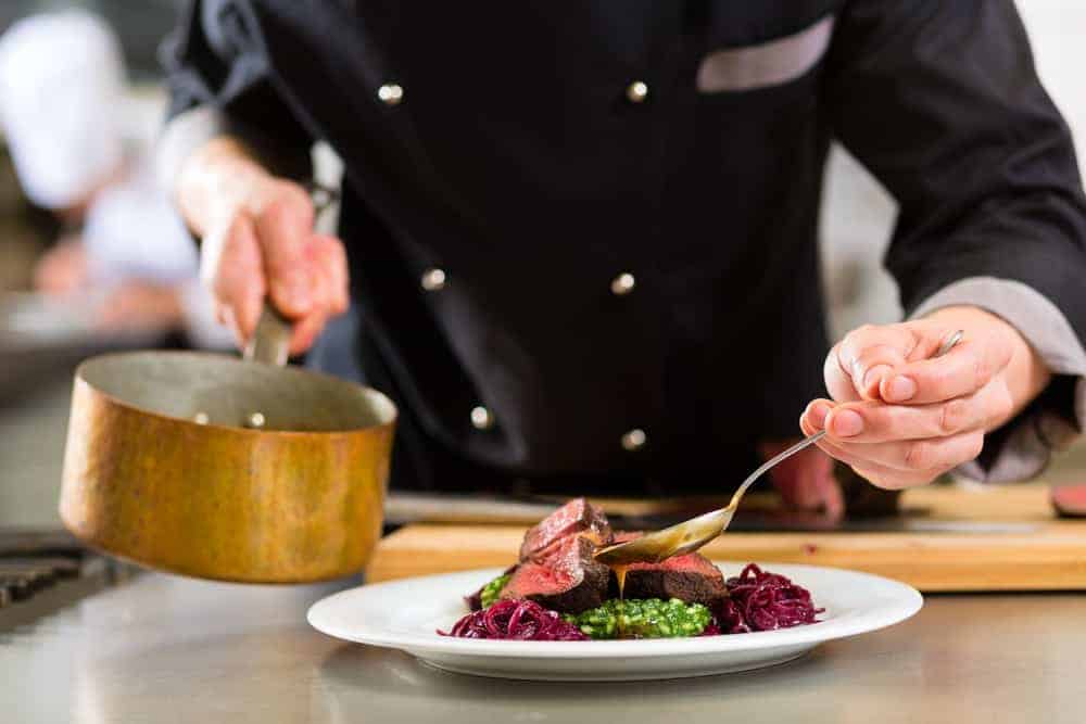 chefkok bereidt een gerecht