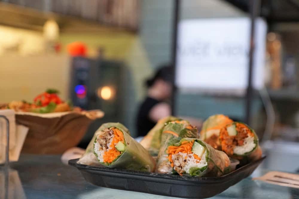 vietnamesisches Essen in einer Lebensmittelhalle