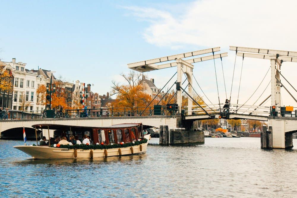 Bedrijfsjubileum op een luxe salonboot