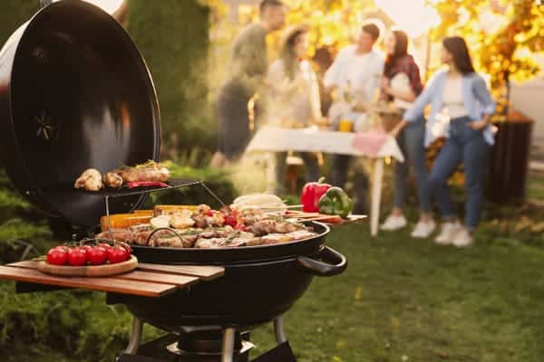 Buiten BBQ tijdens een bedrijfsuitje