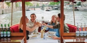 Essen am Vorschiff des Salonboots Jean Schmitz