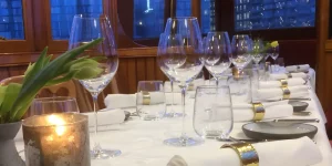 Gedeckter Tisch im Salonboot Jean Schmitz