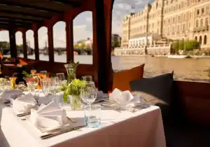 Diner boot Amsterdam gedekte tafel