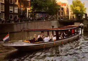 Diner boot Amsterdam in de amsterdamse grachten
