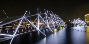 Lichtlijnen boven een brug tijdens het Amsterdam Light Festival