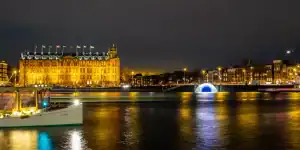 Verlicht Amsterdam Centraal met een lichtkunstwerk op het water