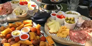 Borrelplateau met bitterballen, kaas en worst aan boord