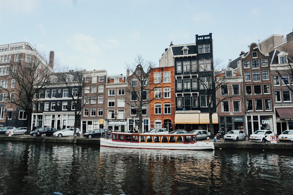 Varen op de Amsterdamse Grachten met boot